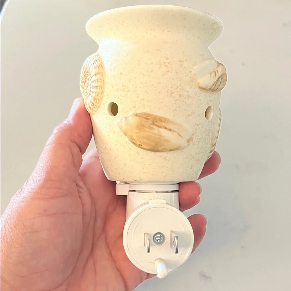 Scentsy Cream and Tan Shell Wax Warmer